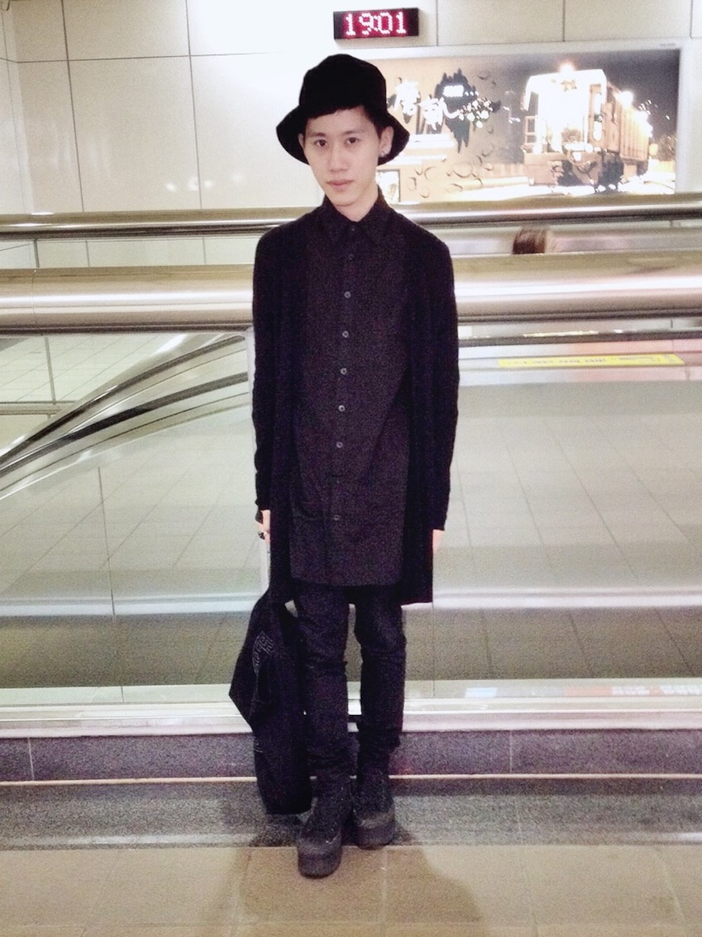 「black、ALL BLACK、platform shoes、hat、converse」｜「IMMENSEのアイテム（シャツ/ブラウス、ブラック系）」を使った、Wさん（メンズ・162cm）の秋コーディネートの1枚目の写真