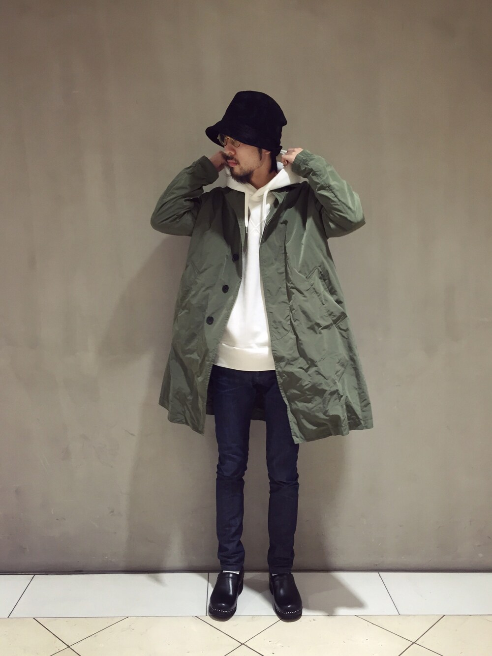 「春、春アウター、ステンカラーコート、パーカー、カーキ、デニム、コーディネート、Adam et Rope'」｜「ADAM ET ROPE'のTC裏毛オーバーサイズプルオーバーパーカー（パーカー、ホワイト系）」を使った、goike-nitazumiさん（メンズ・181cm）の冬コーディネートの1枚目の写真