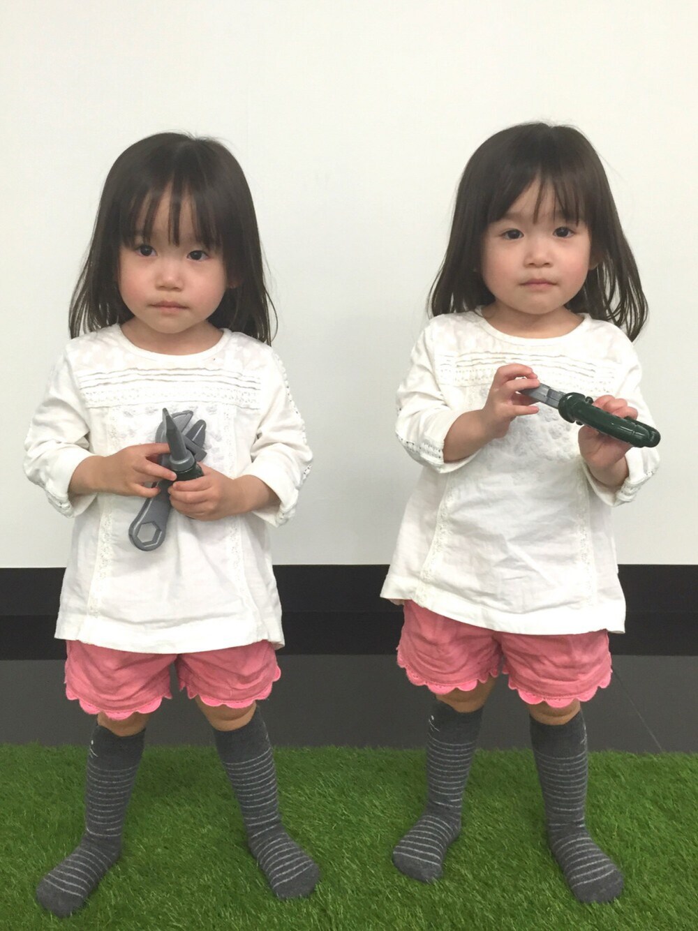 「ドラフトFO、ドラフトPM、キッズコーデ、ショートパンツ、双子、女の子コーデ」｜「nextのアイテム（シャツ/ブラウス、ホワイト系）」を使った、ゆーこさん（キッズ・80cm）の春コーディネートの1枚目の写真