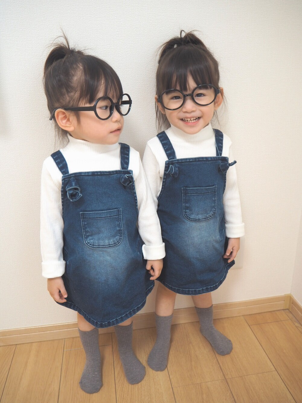 「双子コーデ、めがね、ハイネック」｜「koreaのアイテム（Tシャツ/カットソー、ホワイト系）」を使った、ゆーこさん（キッズ・90cm）の秋コーディネートの1枚目の写真