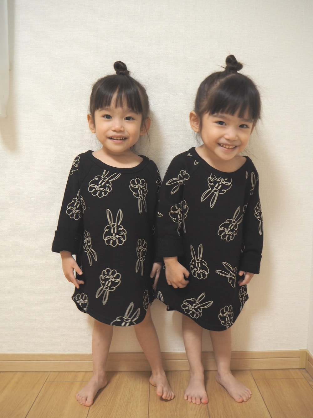 「bobo風、双子コーデ、双子」｜「韓国子供服のアイテム（ワンピース、ブラック系）」を使った、ゆーこさん（キッズ・90cm）の秋コーディネートの1枚目の写真