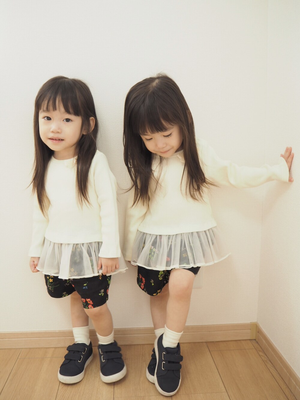 「双子コーデ、petit main、秋コーデ」｜「petit mainのリボン付き裾チュール長袖テレコＴシャツ（Tシャツ/カットソー、ホワイト系）」を使った、ゆーこさん（キッズ・90cm）の秋コーディネートの1枚目の写真