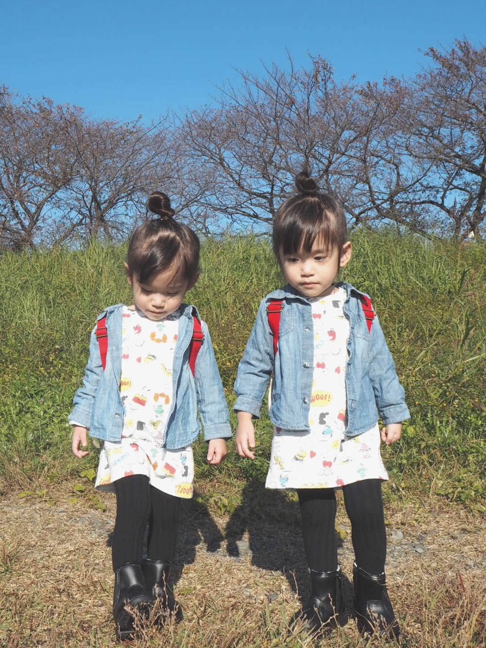 「スヌーピー、双子コーデ、デニムシャツ、お団子ヘアー」｜「OLD NAVYのアイテム（シャツ/ブラウス、ブルー系）」を使った、ゆーこさん（キッズ・90cm）の秋コーディネートの1枚目の写真