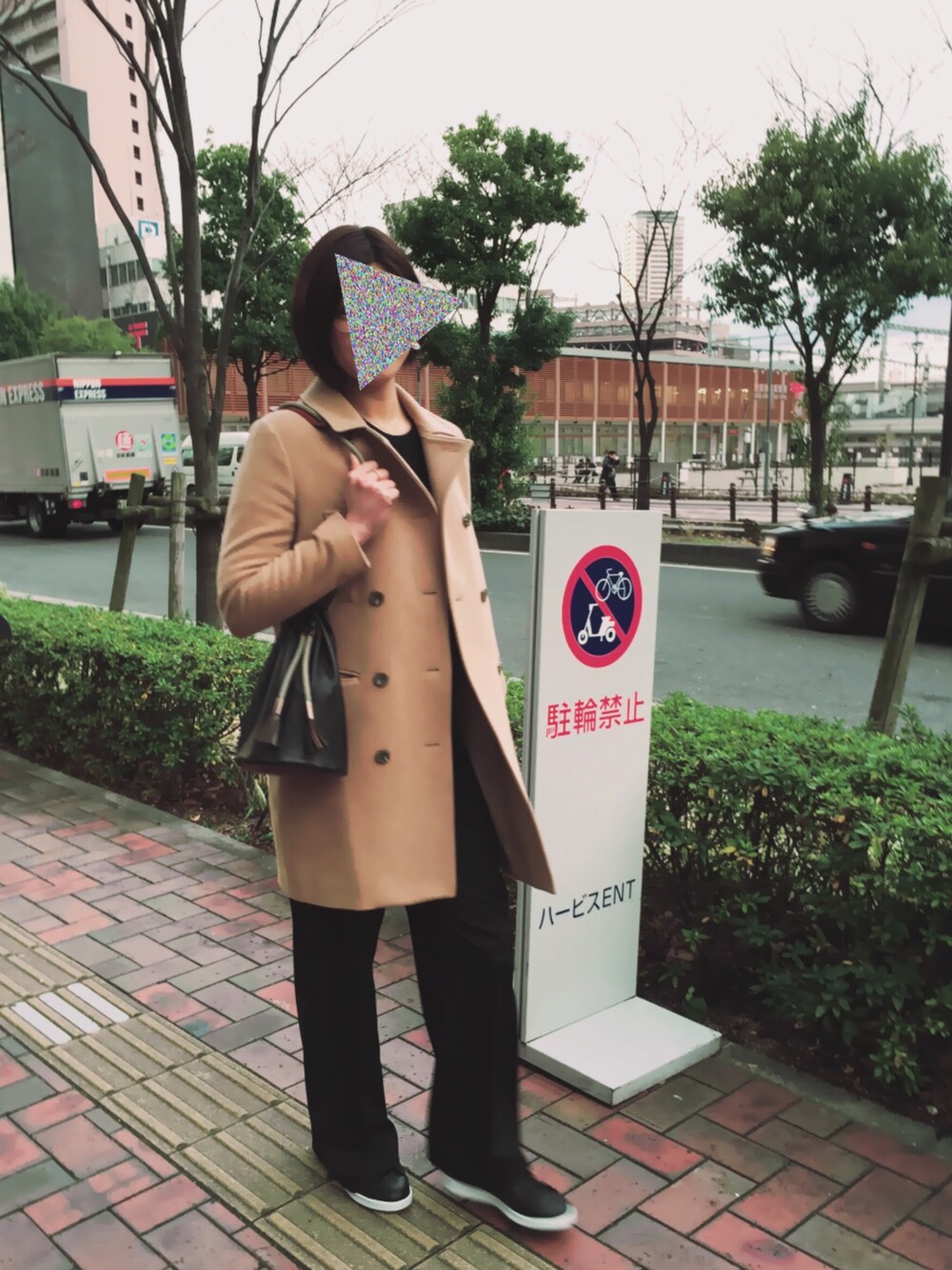 「シンプル、ワイドパンツ、ブラックコーデ、キャメル」｜「SHIPSのアイテム（ジャケット/アウター、ベージュ系）」を使った、やんさん（レディース・171cm）の冬コーディネートの1枚目の写真