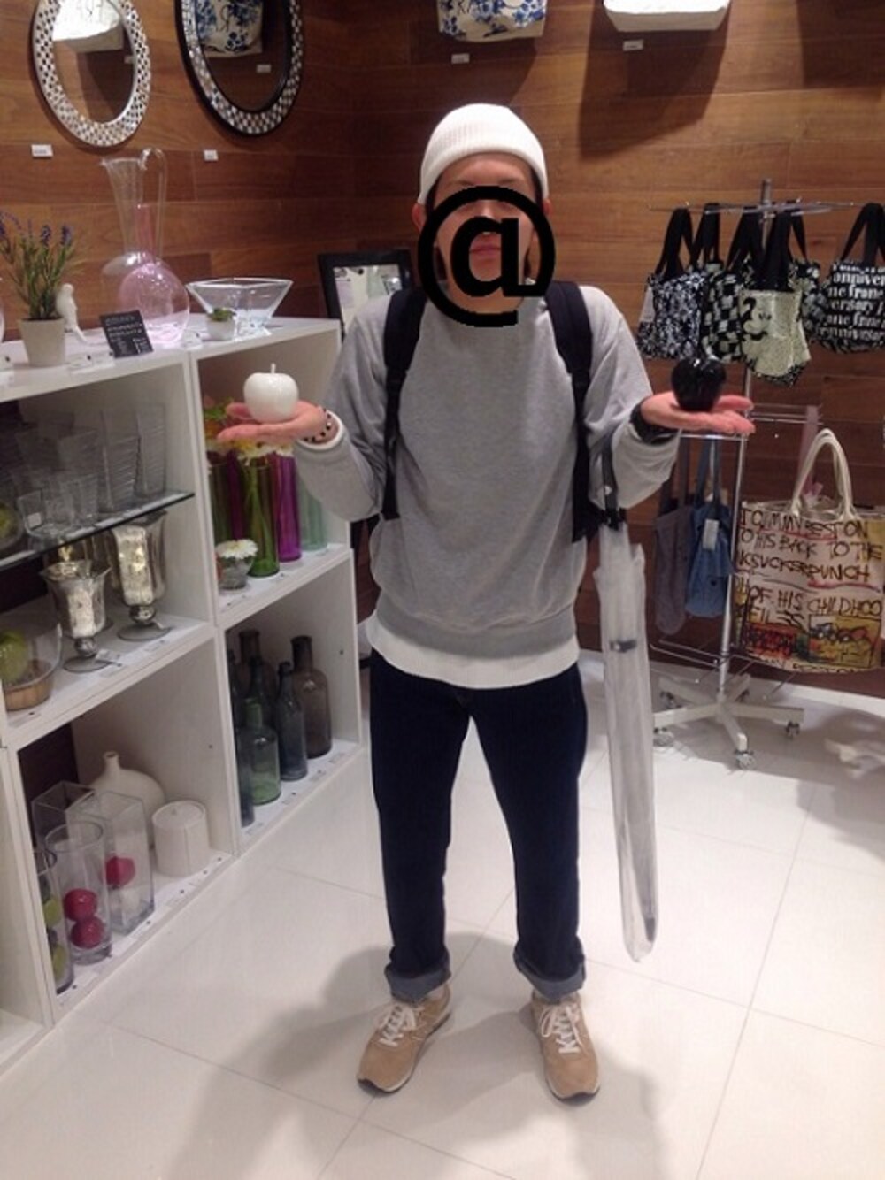 グレー系のスウェット、ホワイト系のTシャツ/カットソー、ブラック系のバックパック/リュックを着用したメンズの秋コーディネートの1枚目の写真