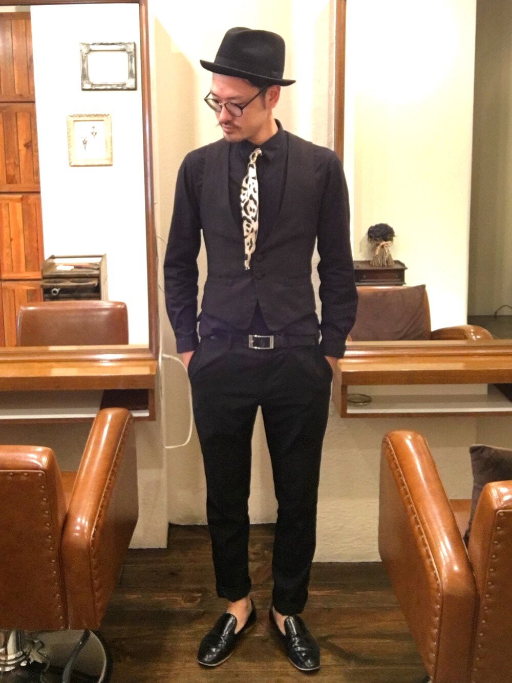 「ブラック、ハット、めがね」｜「UNIQLOのアイテム（スラックス、ブラック系）」を使った、kimi さん（メンズ・179cm）の春コーディネートの1枚目の写真