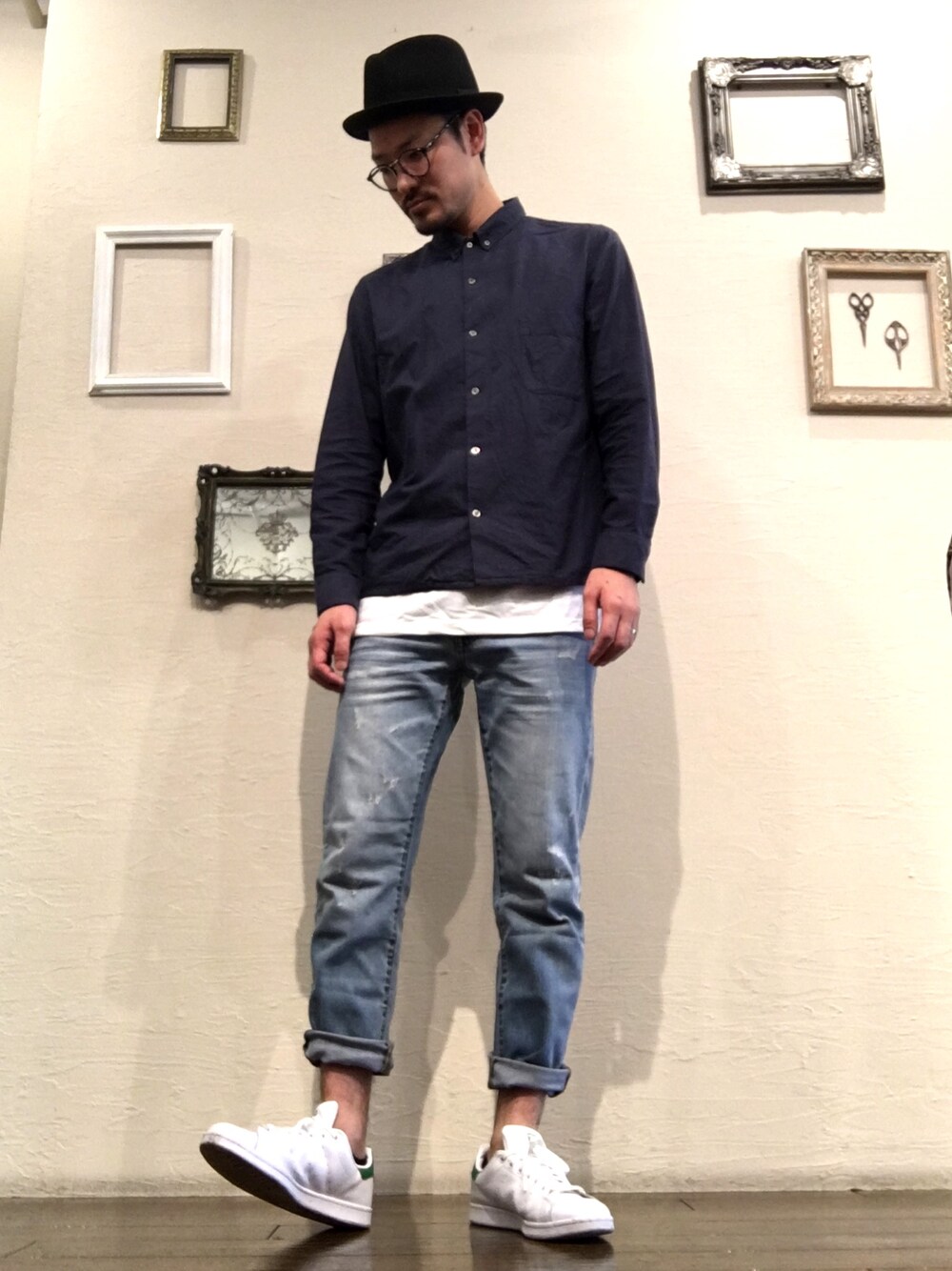 「UNIQLO、カジュアル、デニム、デニムパンツ、シャツスタイル、メガネ男子、めがね、ハット」｜「UNIQLOのアイテム（デニムパンツ、ブルー系）」を使った、kimi さん（メンズ・179cm）の夏コーディネートの1枚目の写真