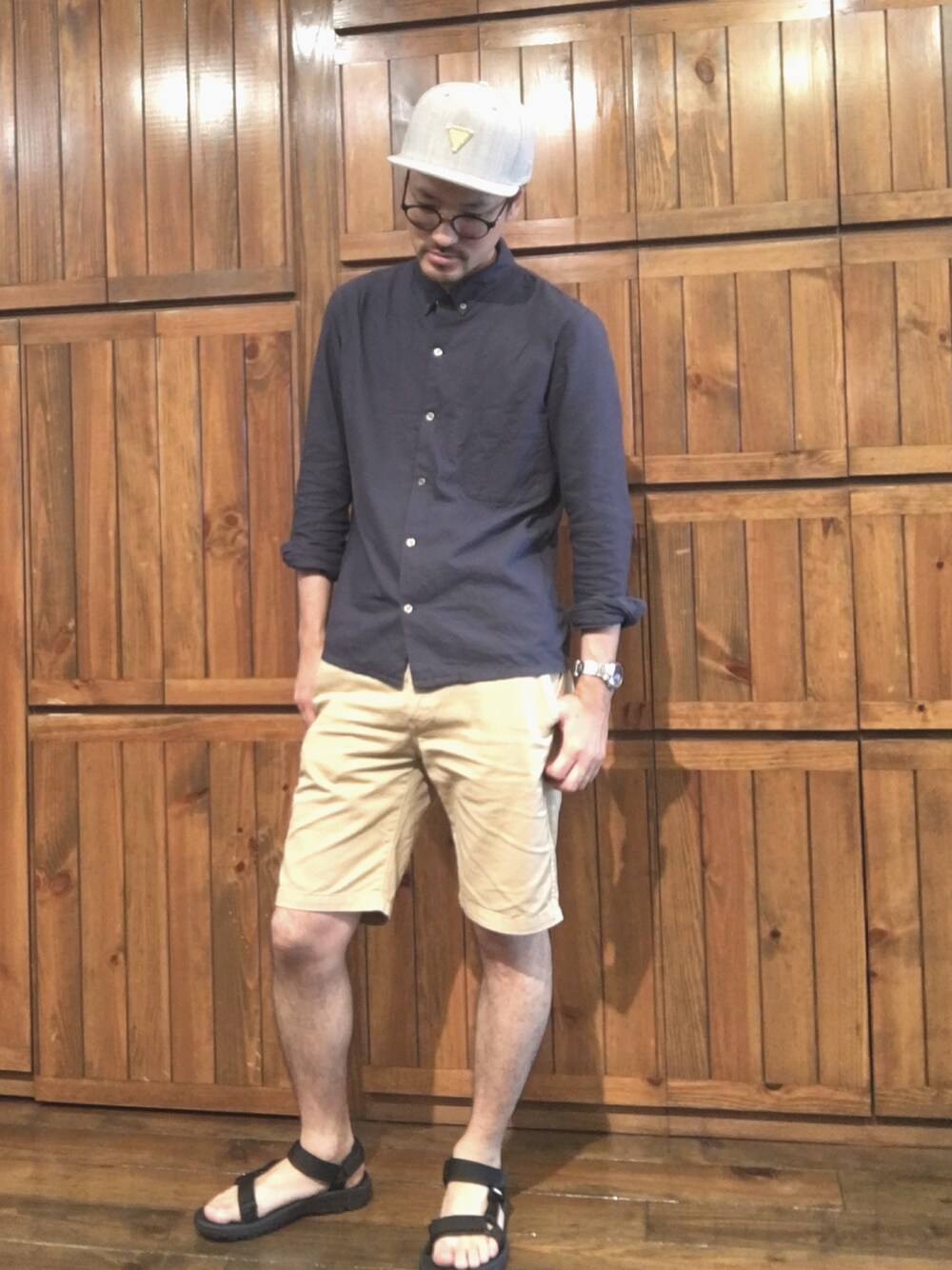 「休日スタイル、カジュアル、帽子、めがね」｜「7Unionの3RD EYE SNAPBACK（キャップ、グレー系）」を使った、kimi さん（メンズ・179cm）の夏コーディネートの1枚目の写真