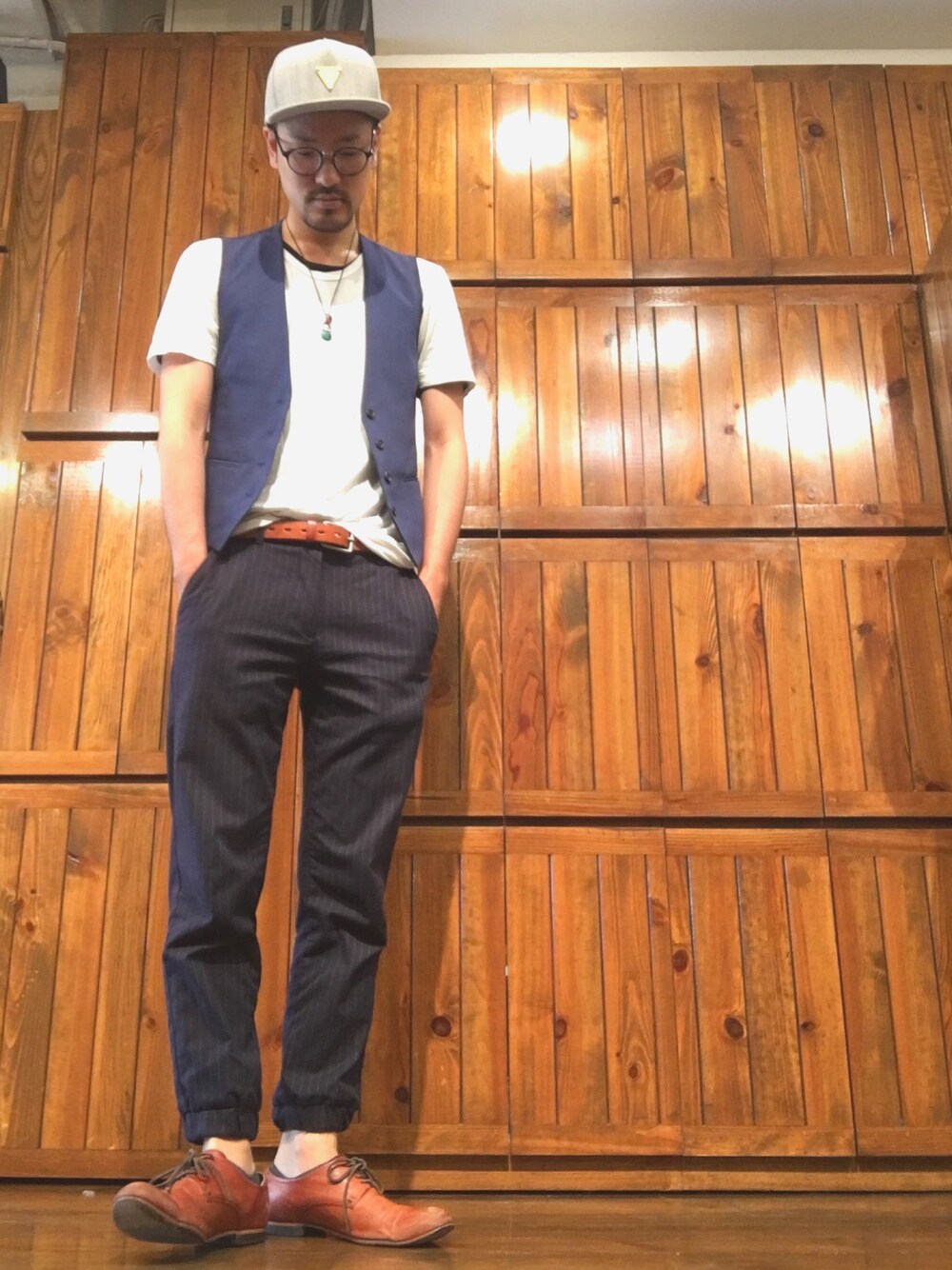 「キャップ、めがね、ジョガーパンツ、ベスト、しろTシャツ、大人カジュアル」｜「SHIPSのSC: ホースレザー プレーントゥ/シューズ□一部予約商品（ドレスシューズ、ブラウン系）」を使った、kimi さん（メンズ・179cm）の夏コーディネートの1枚目の写真