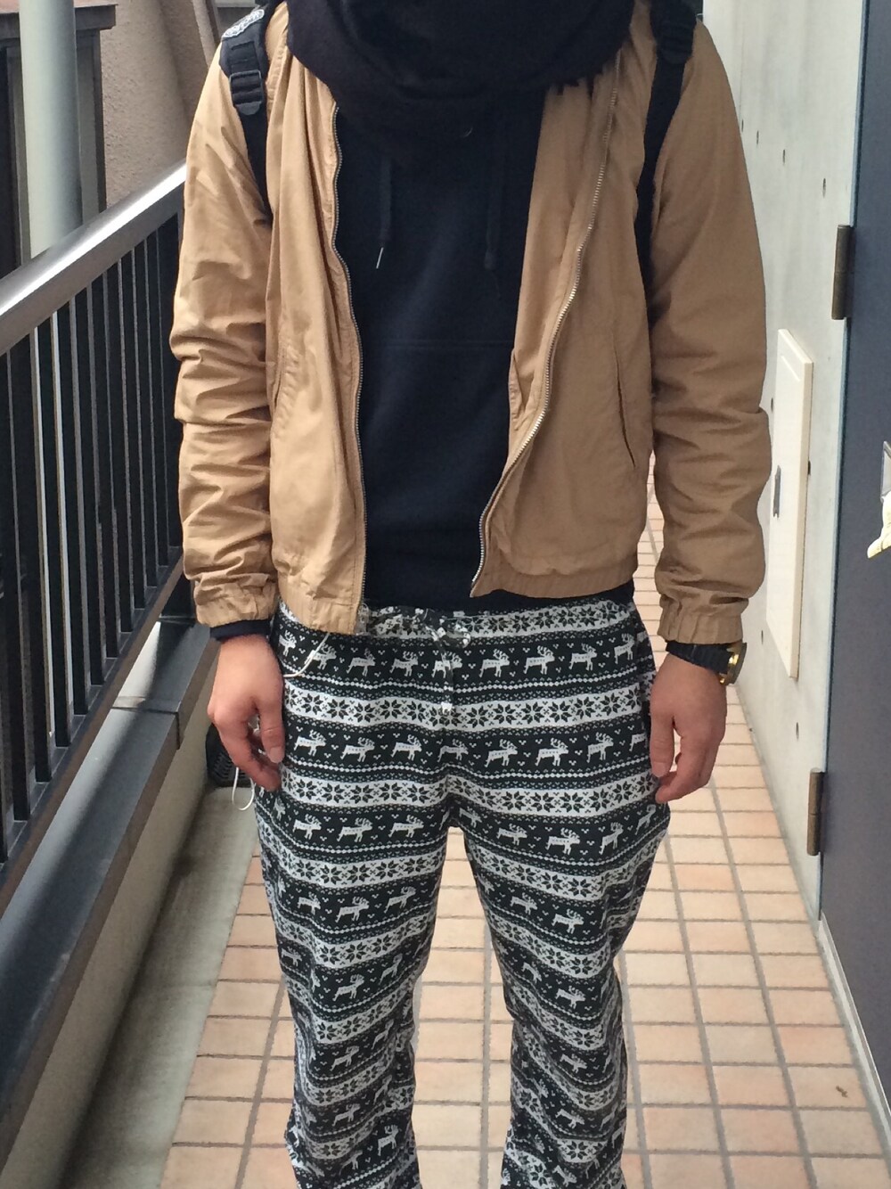 「秋のコーデ、柄物」｜「GAPのアイテム（ブルゾン、ベージュ系）」を使った、EEEさん（メンズ・173cm）の秋コーディネートの1枚目の写真