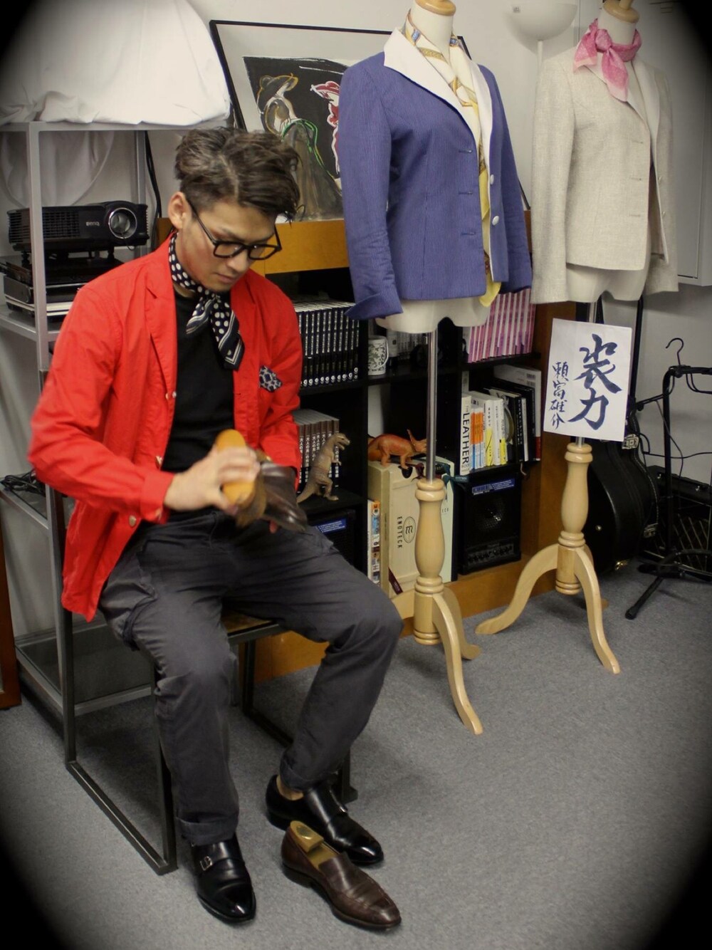 「EDITIONのアイテム（カーゴパンツ、グレー系）」を使った、Yusuke Yoritomiさん（メンズ・169cm）の秋コーディネートの1枚目の写真