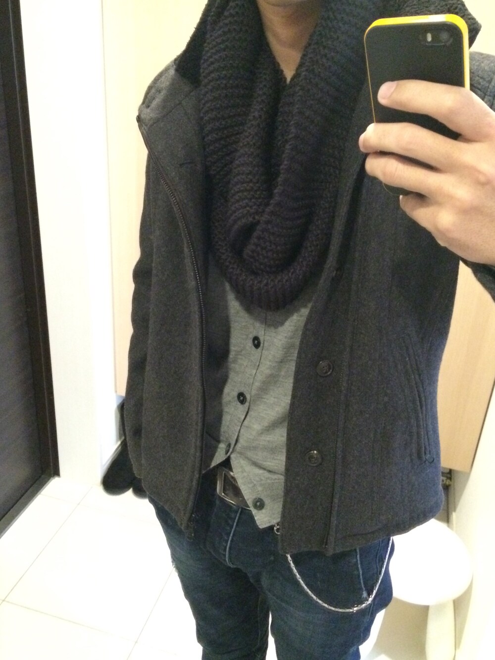 グレー系のストール/ショールを着用したメンズの冬コーディネートの1枚目の写真