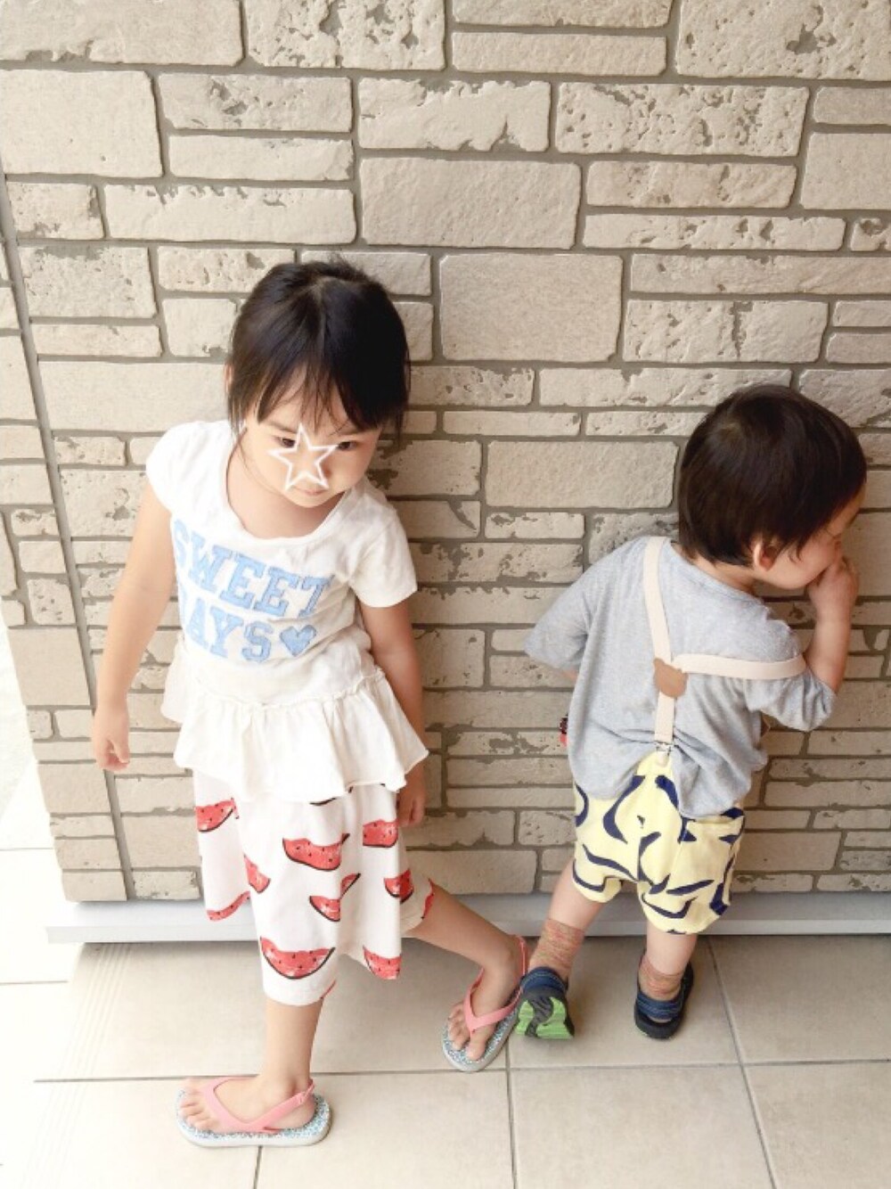 「女の子、おんなのこ、カジュアルコーデ、kids、キッズコーデ、キッズファッション、姉弟、夏、スイカ柄、bobochoses」｜「petit mainのアイテム（Tシャツ/カットソー、ホワイト系）」を使った、kotiiさん（キッズ・110cm）の夏コーディネートの1枚目の写真
