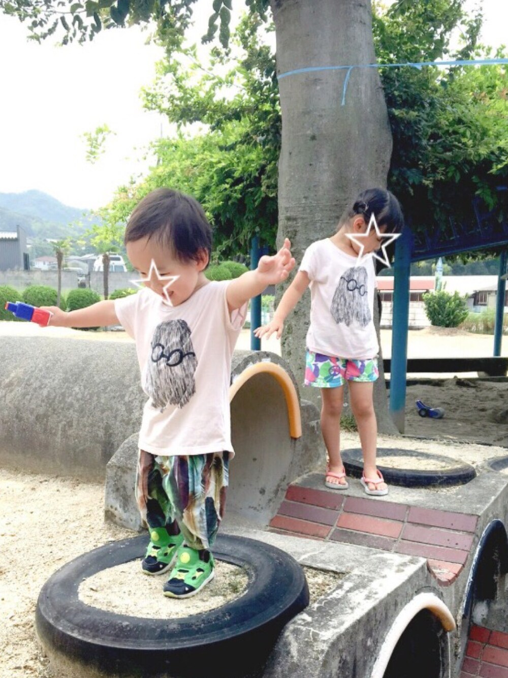 ピンク系のTシャツ/カットソー、グリーン系のその他パンツ、ピンク系のTシャツ/カットソーを着用したキッズの夏コーディネートの1枚目の写真