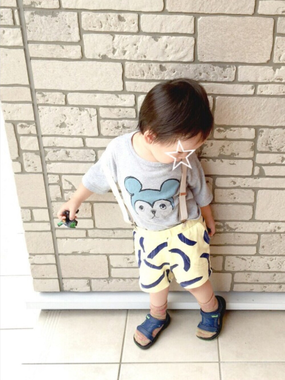 グレー系のTシャツ/カットソー、イエロー系のその他パンツ、ブルー系のサンダルを着用したキッズの夏コーディネートの1枚目の写真