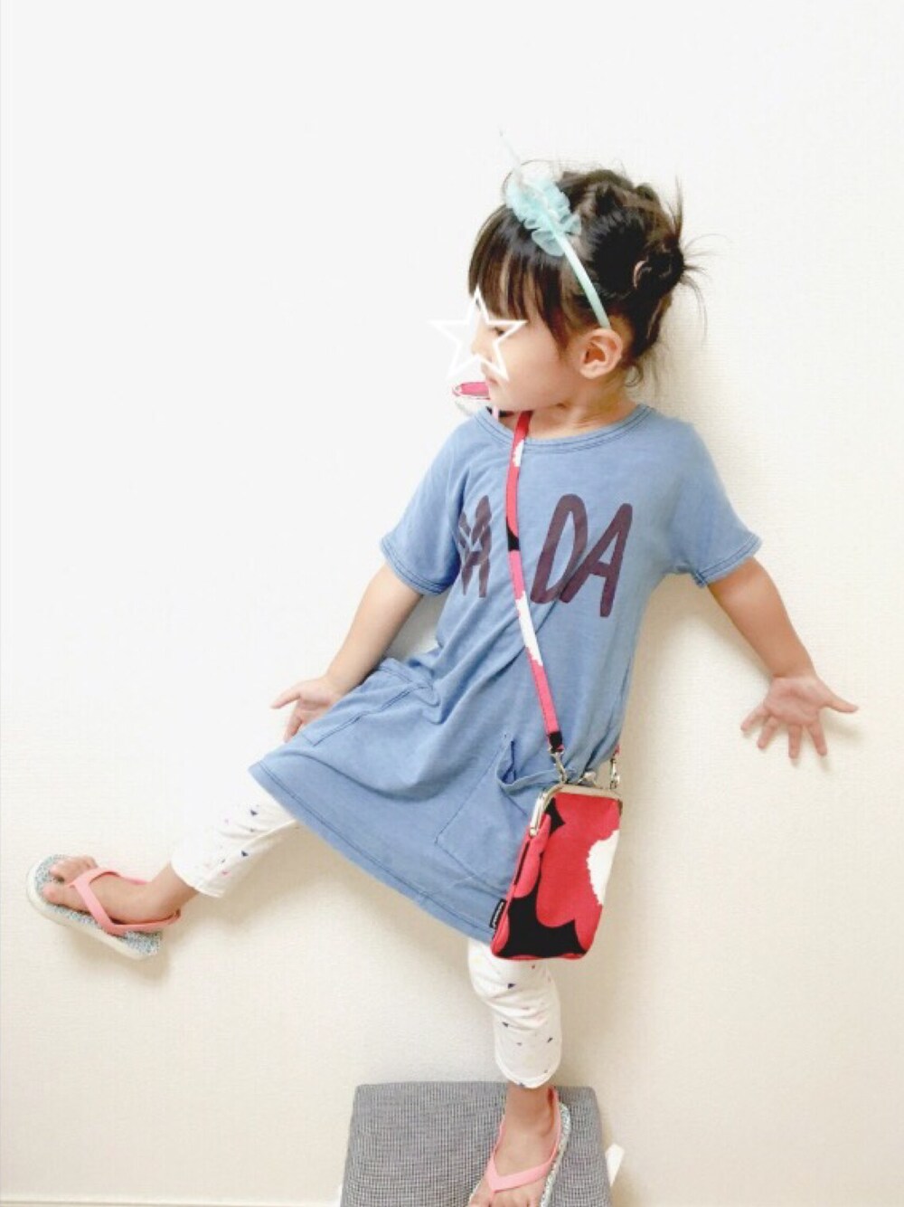 「キッズファッション、kids、おんなのこ、4歳、ビーチサンダル、おだんごヘアー、シンプルコーデ、女の子、夏、bobochoses」｜「BOBO CHOSESのアイテム（ワンピース、ブルー系）」を使った、kotiiさん（キッズ・110cm）の夏コーディネートの1枚目の写真