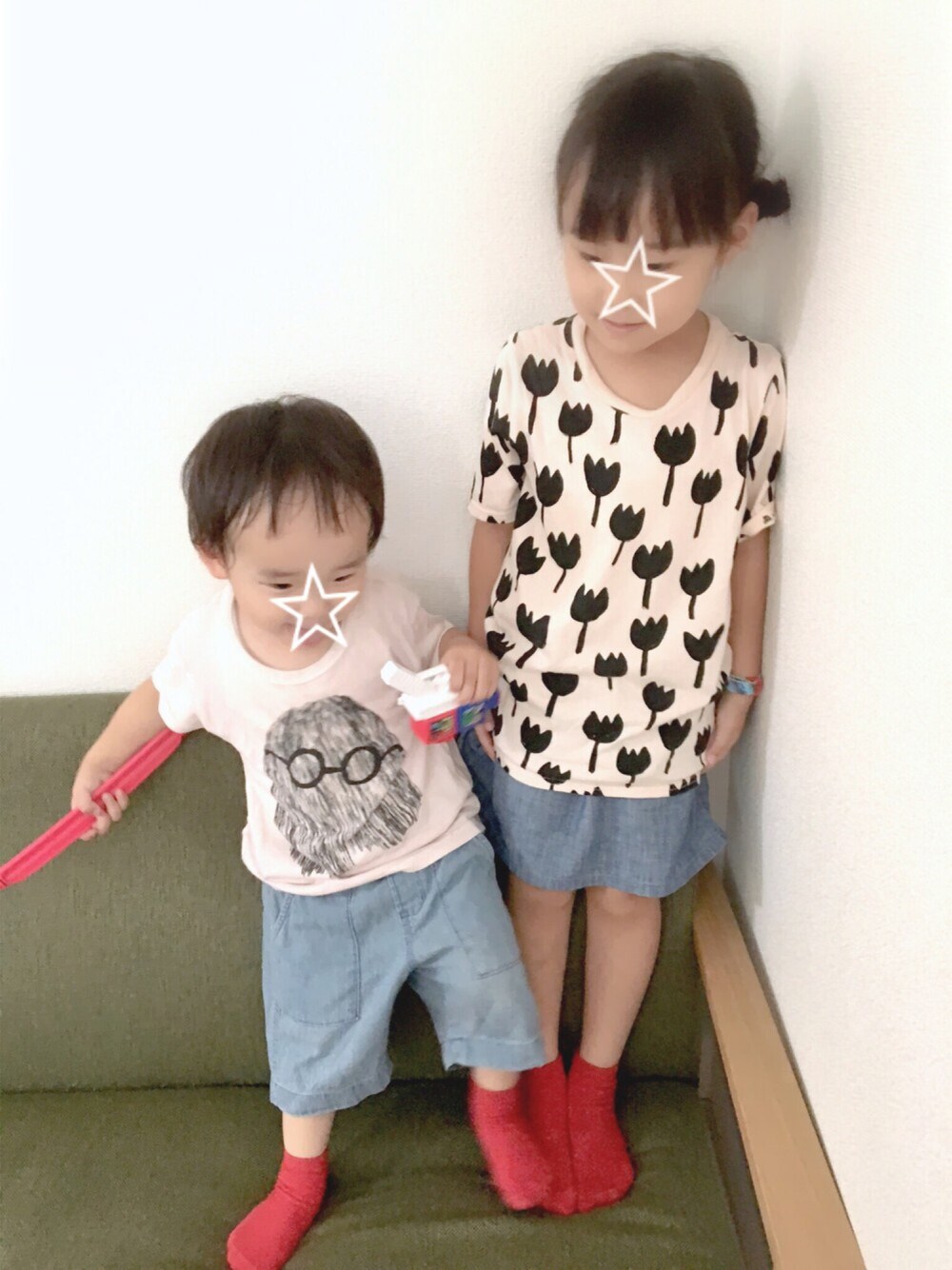 ピンク系のTシャツ/カットソー、ブルー系のスカート、ピンク系のTシャツ/カットソーを着用したキッズの夏コーディネートの1枚目の写真