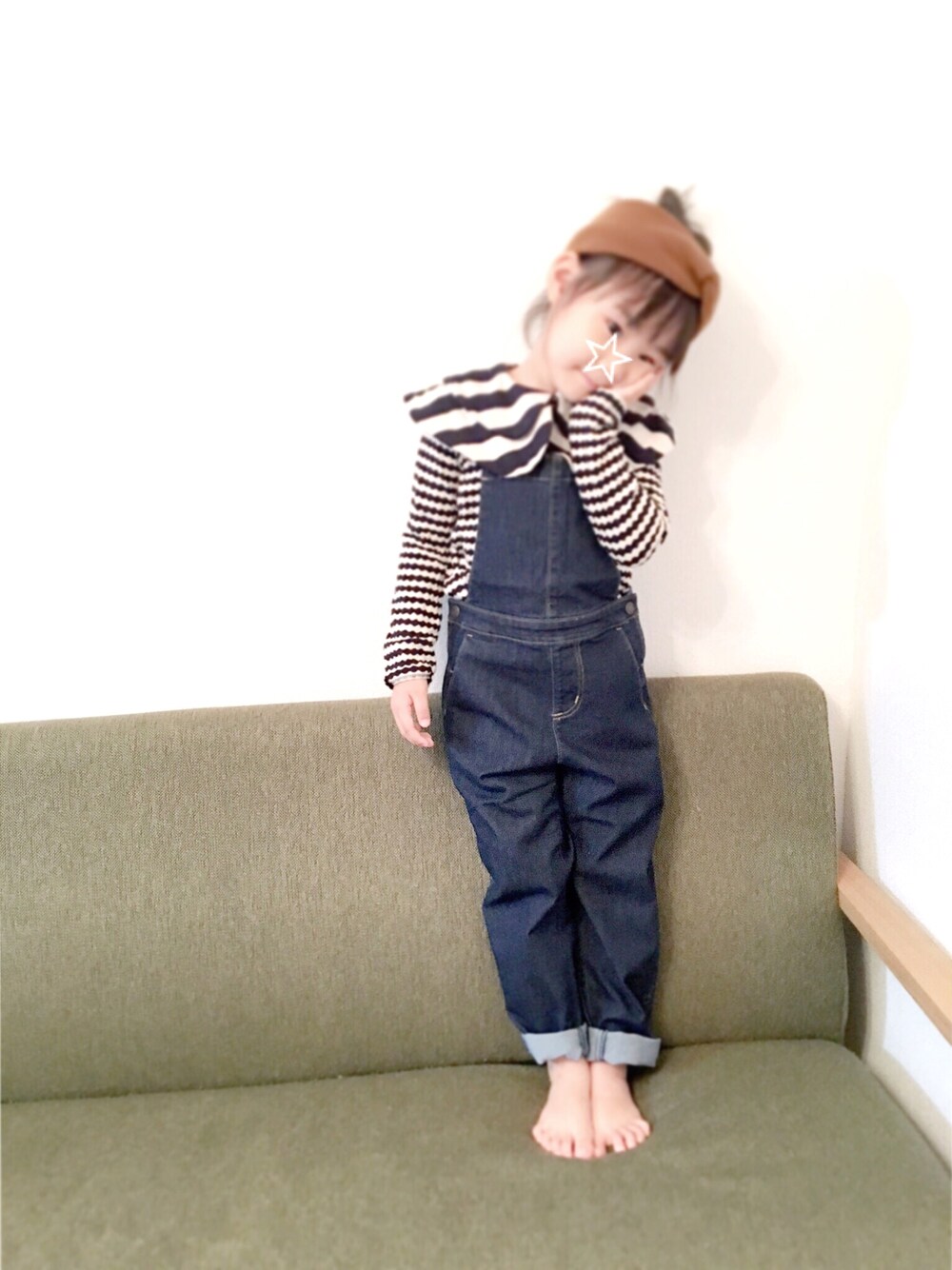 ホワイト系のシャツ/ブラウス、ブルー系のサロペット/オーバーオールを着用したキッズの夏コーディネートの1枚目の写真