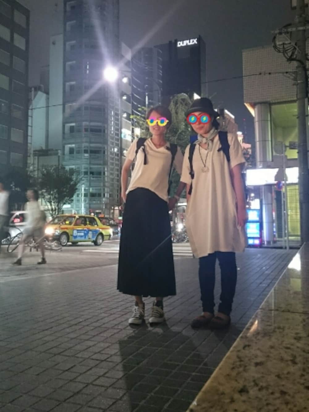 ホワイト系のTシャツ/カットソー、ブラック系のバッグ、ブラック系のスカートを着用したレディースの夏コーディネートの1枚目の写真