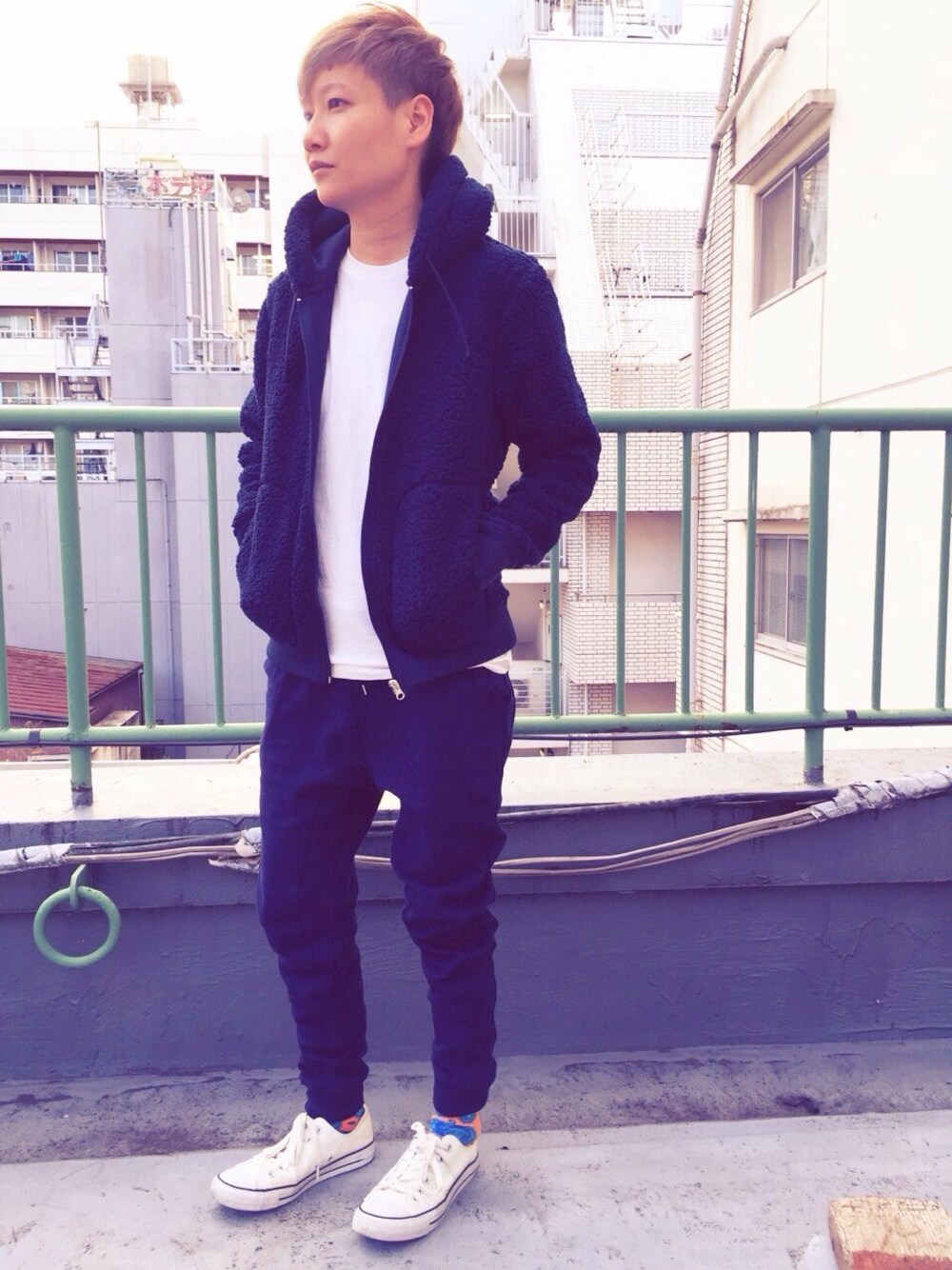 「fastfashion、ootd、hermer、FastStyling、スウェット、スウェットパンツ、パーカー、ネイビー、リラックススタイル、UNIQLO」｜「UNIQLOのアイテム（Tシャツ/カットソー、ホワイト系）」を使った、Fast Stylingさん（キッズ・161cm）の秋コーディネートの1枚目の写真
