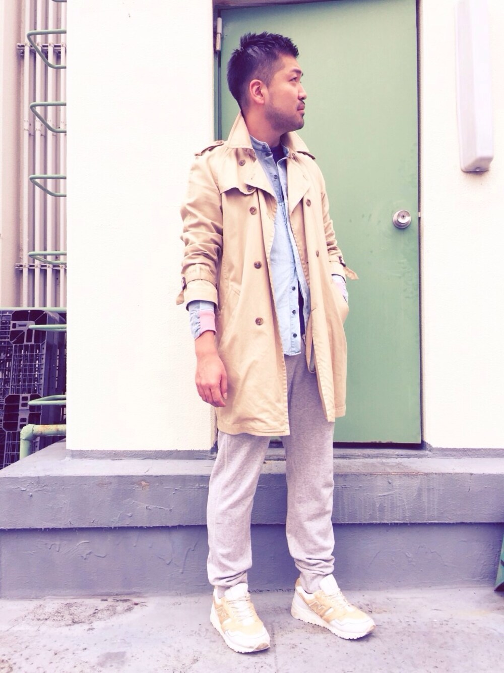 「FastStyling、fastfashion、ootd、hermer、トレンチコート、スウェット、デニムシャツ、ハラコ、GAP、グレーのスウェットパンツ」｜「GAPのアイテム（トレンチコート、ベージュ系）」を使った、Fast Stylingさん（メンズ・178cm）の秋コーディネートの1枚目の写真