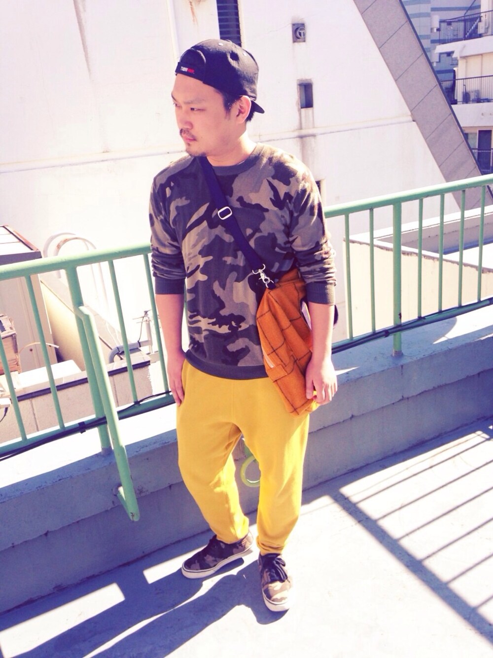 「FastStyling、fastfashion、ootd、hermer、スウェット、スウェットパンツ、迷彩、TOKYO、からし色、ハロルド」｜「OLD NAVYのアイテム（ニット/セーター、グリーン系）」を使った、Fast Stylingさん（メンズ・170cm）の秋コーディネートの1枚目の写真