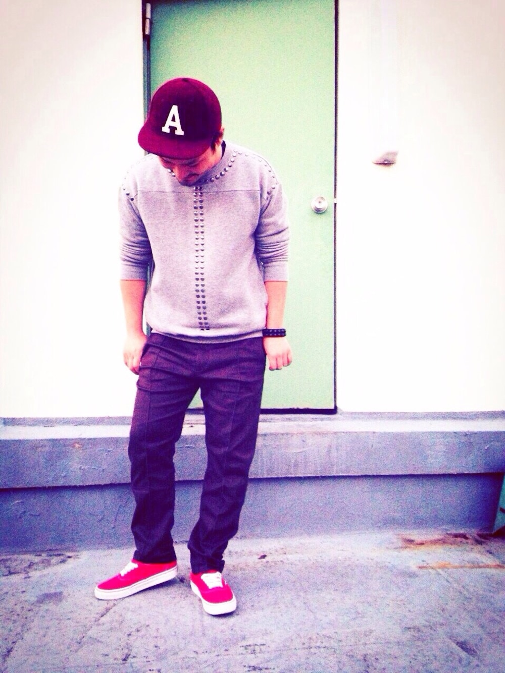 「fastfashion、ファストファッション、FastStyling、ootd、hermer、キャップ、赤、スタッズ、ポイントカラー、ハロルド」｜「GUのアイテム（スウェット、グレー系）」を使った、Fast Stylingさん（メンズ・170cm）の秋コーディネートの1枚目の写真