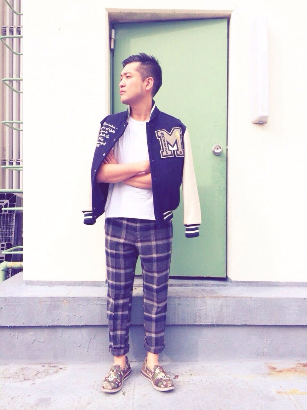 「fastfashion、ファストファッション、FastStyling、ootd、hermer、柄×柄、スタジャン、迷彩、肩掛け、白Tシャツ」｜「McGREGORのアイテム（スタジャン、ブルー系）」を使った、Fast Stylingさん（メンズ・178cm）の秋コーディネートの1枚目の写真