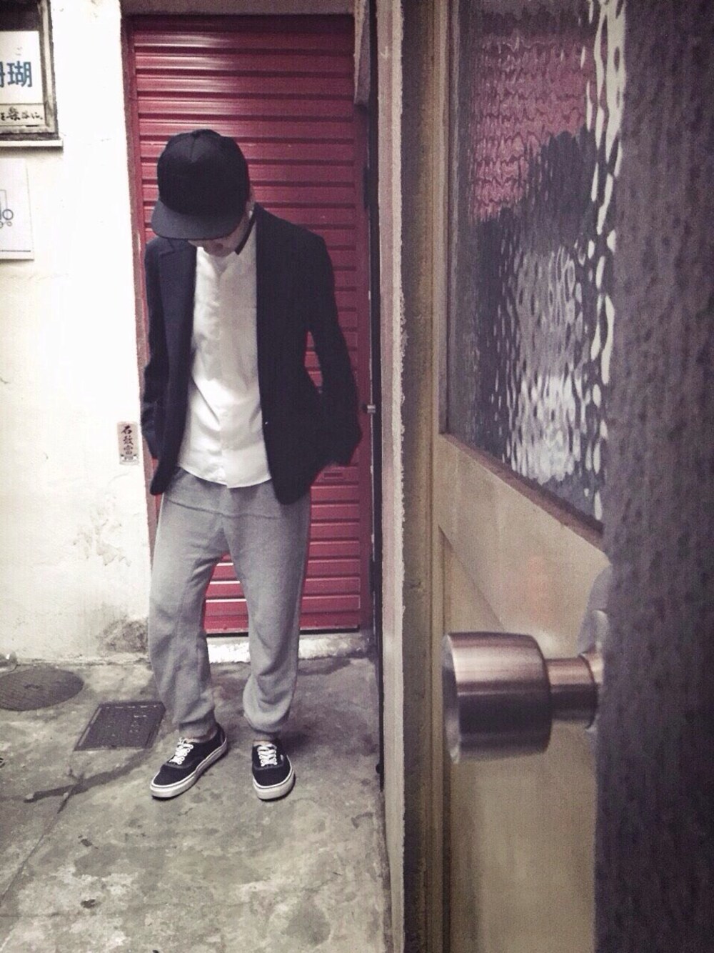 「fastfashion、ファストファッション、FastStyling、ootd、hermer、ジャケット、キャップ、黒、シャツスタイル、グレーのスウェットパンツ」｜「GUのアイテム（シャツ/ブラウス、ホワイト系）」を使った、Fast Stylingさん（キッズ・161cm）の秋コーディネートの1枚目の写真