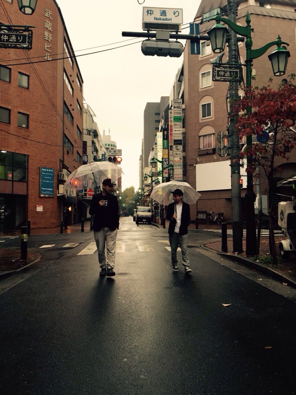 「fastfashion、ファストファッション、FastStyling、ootd、hermer、グレーのスウェットパンツ、ジャケット、キャップ、スニーカー、ペアコーデ」｜「H&Mのアイテム（キャップ、レッド系）」を使った、Fast Stylingさん（メンズ・178cm）の秋コーディネートの1枚目の写真