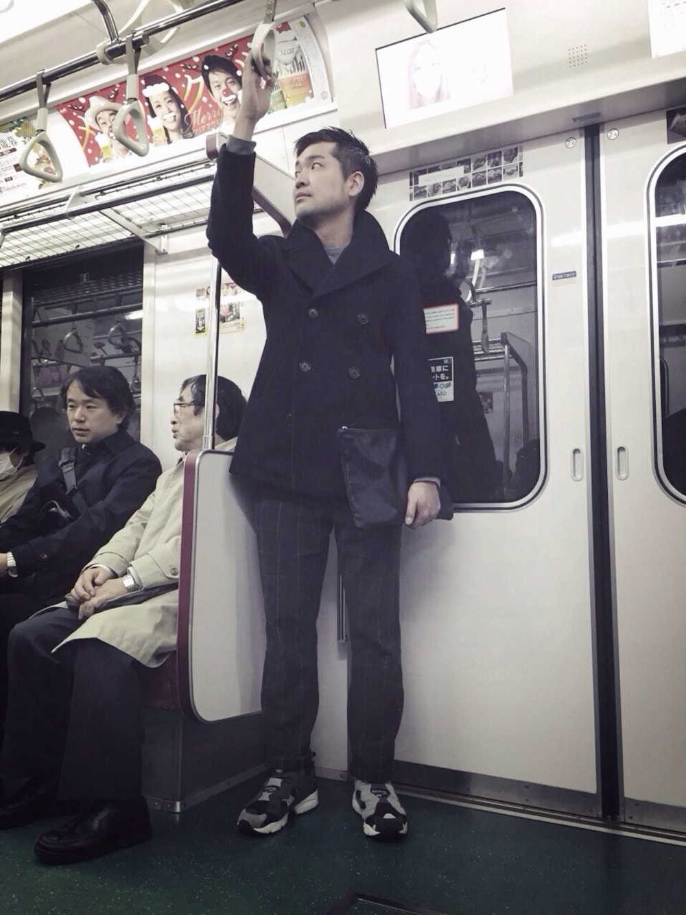 「fastfashion、ファストファッション、FastStyling、ootd、hermer、ピーコート、クラッチバッグ、チェック、ポンプフューリー、電車」｜「VIKTOR&ROLF♥︎H&Mのアイテム（ピーコート、ブラック系）」を使った、Fast Stylingさん（メンズ・178cm）の冬コーディネートの1枚目の写真