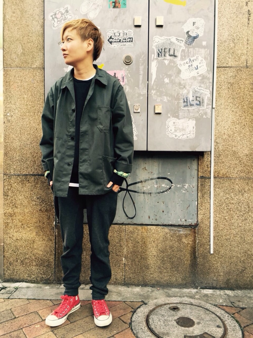 「fastfashion、ファストファッション、FastStyling、ootd、hermer、カバーオール、カーキ、袖まくり、グレーのスウェットパンツ、上下スウェット」｜「COMME des GARCONSのアイテム（カバーオール、グリーン系）」を使った、Fast Stylingさん（キッズ・161cm）の冬コーディネートの1枚目の写真