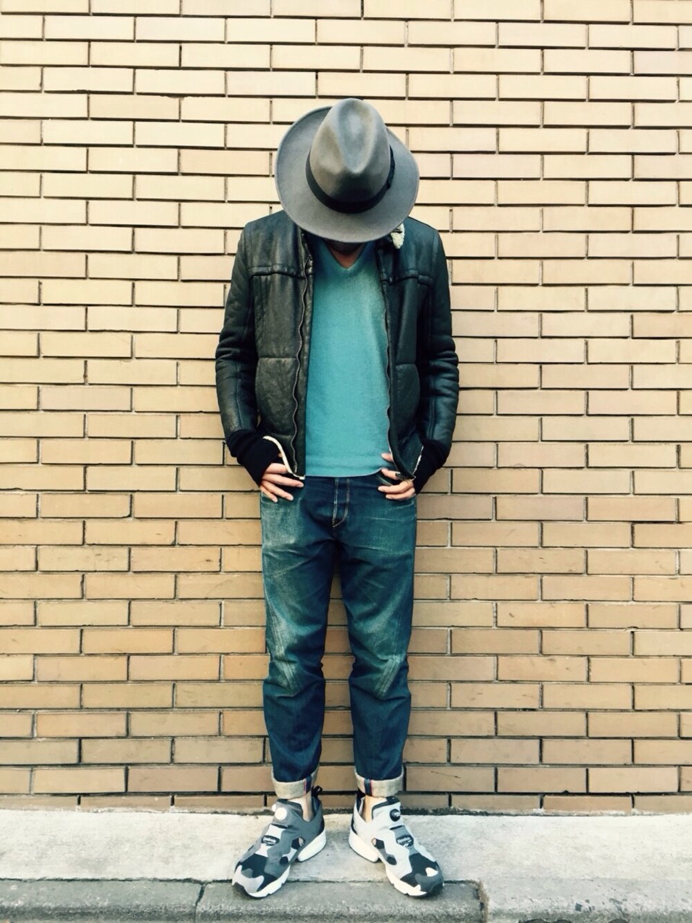 「fastfashion、ファストファッション、FastStyling、ootd、hermer、ムートンコート、ポンプフューリー、デニム、ツバ広ハット、ブルー」｜「Rick Owensのアイテム（ムートンコート、ブラック系）」を使った、Fast Stylingさん（メンズ・178cm）の冬コーディネートの1枚目の写真