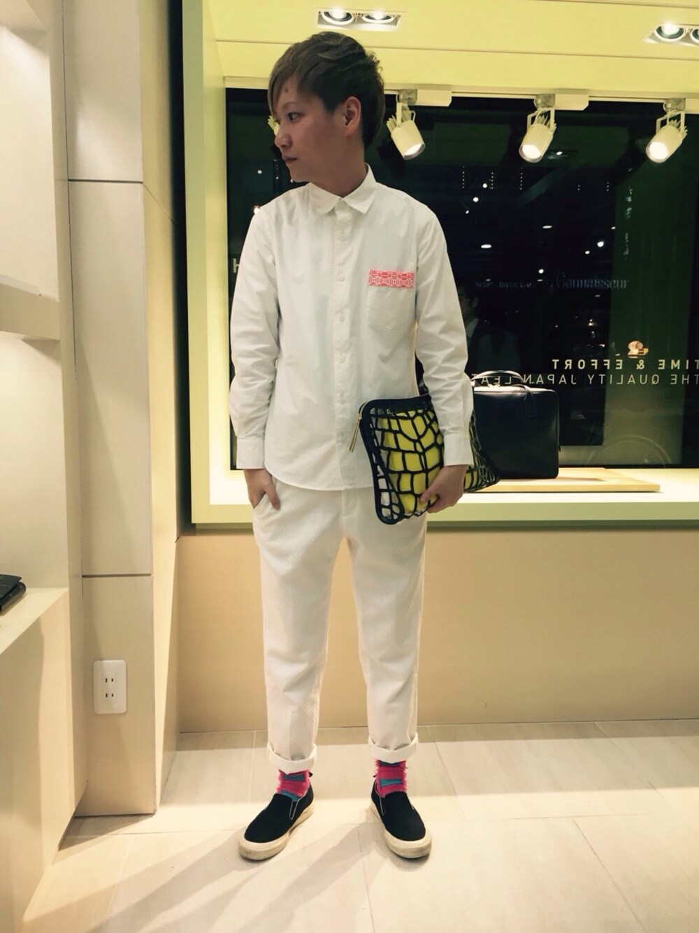 「FastStyling、ファストファッション、ootd、hermer、シャツスタイル、クラッチバッグ、白シャツ、ロールアップ、パーティースタイル、ワントーンコーデ」｜「HERMERのアイテム（シャツ/ブラウス、ホワイト系）」を使った、Fast Stylingさん（キッズ・161cm）の冬コーディネートの1枚目の写真