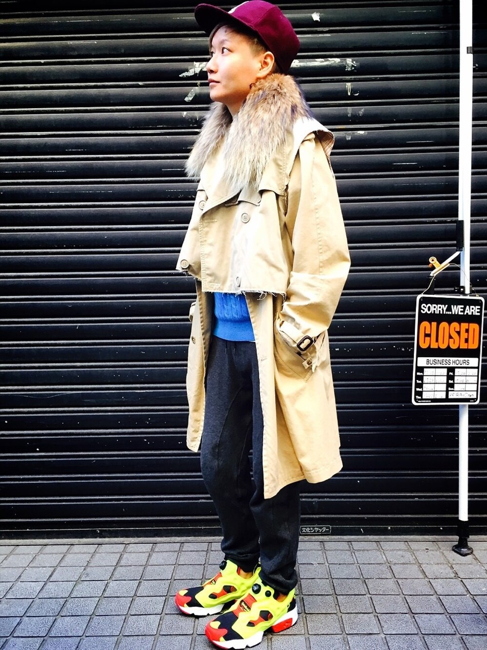 「FastStyling、ファストファッション、ootd、hermer、ポンプフューリー、カラーニット、トレンチコート、ファー小物、キャップ、アウターONアウター」｜「ATESPEXSのアイテム（その他トップス、ベージュ系）」を使った、Fast Stylingさん（キッズ・161cm）の冬コーディネートの1枚目の写真