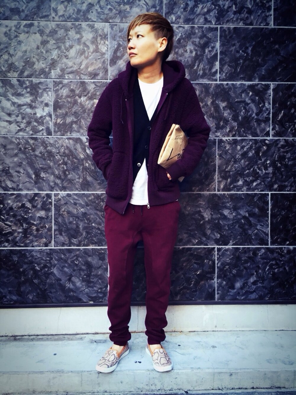 「FastStyling、ファストファッション、ootd、hermer、ボルドー、パイソン柄、ペーパークラッチ、スウェットパンツ、バーガンディー、ワントーンコーデ」｜「GUのアイテム（パーカー、レッド系）」を使った、Fast Stylingさん（キッズ・161cm）の冬コーディネートの1枚目の写真