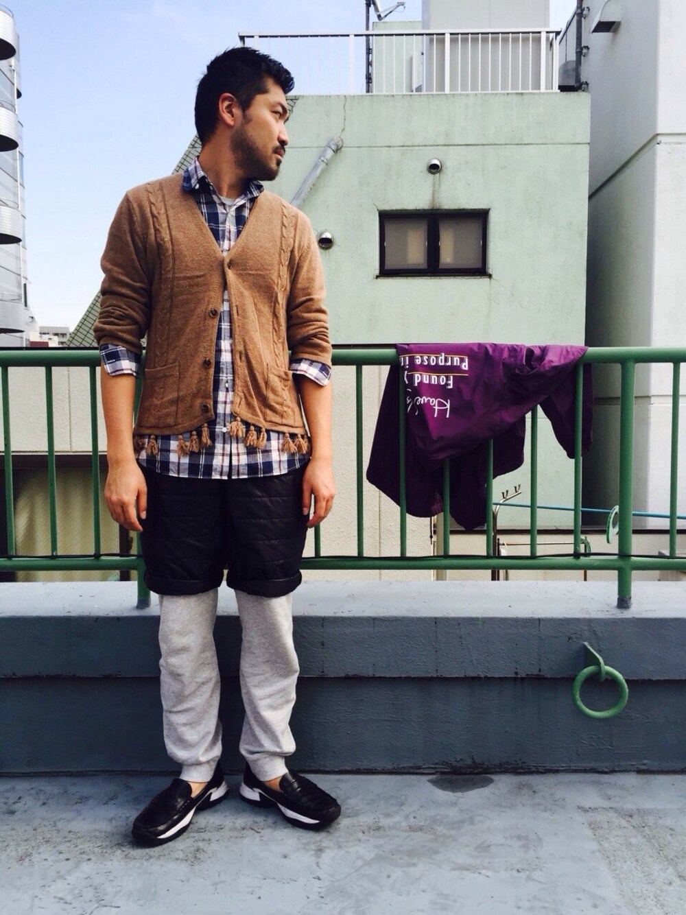 「FastStyling、ファストファッション、ootd、hermer、グレーのスウェットパンツ、ショートパンツ、フリンジ、パープル、チェックシャツ、ダウンパンツ」｜「DISCOVEREDのアイテム（カーディガン/ボレロ、ブラウン系）」を使った、Fast Stylingさん（メンズ・178cm）の冬コーディネートの1枚目の写真