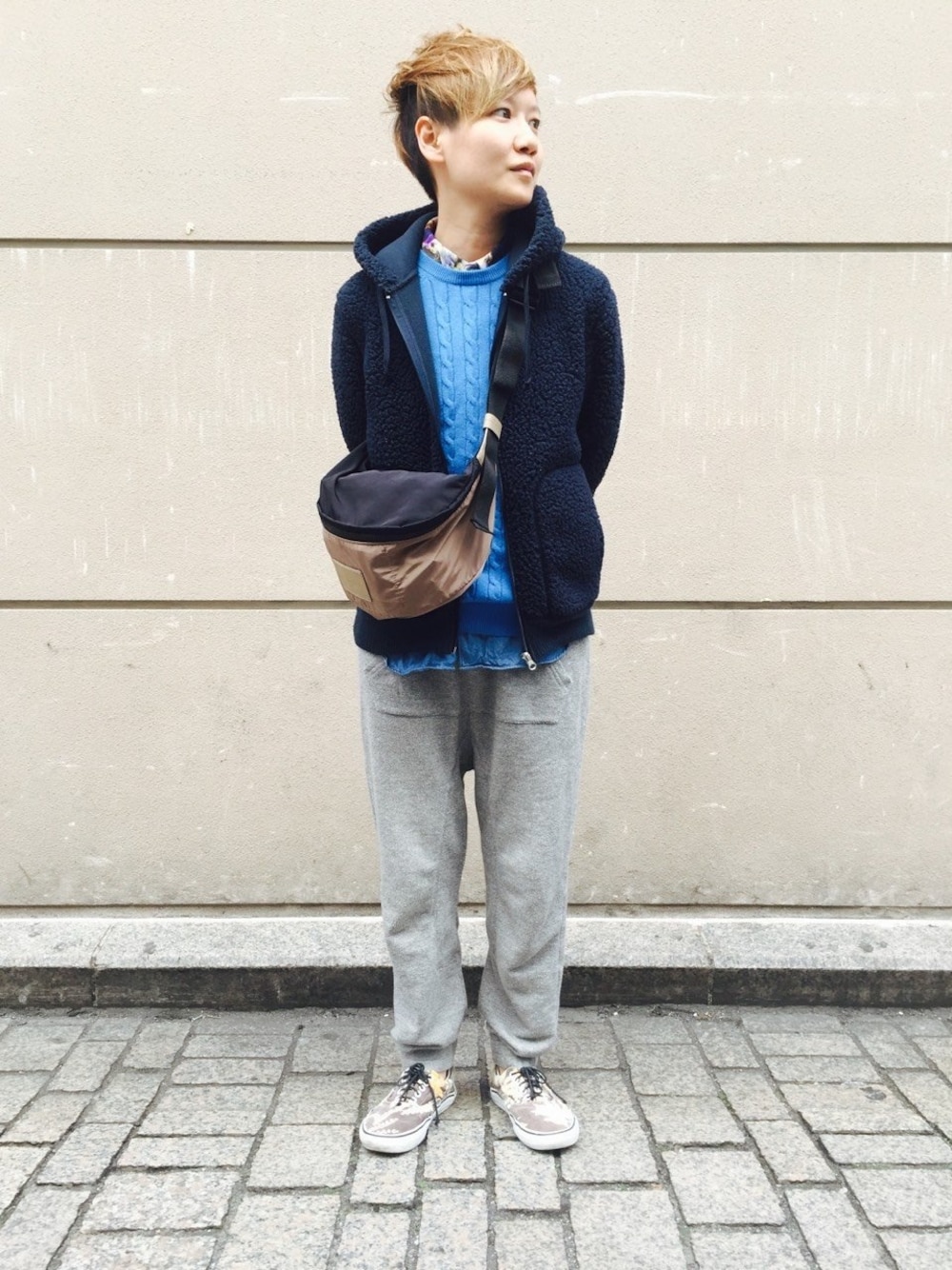「FastStyling、ファストファッション、hermer、ootd、グレーのスウェットパンツ、ブルー、花柄、ベージュ、シャツ×ニット、ショルダーバッグ」｜「GUのアイテム（パーカー、ブルー系）」を使った、Fast Stylingさん（キッズ・161cm）の冬コーディネートの1枚目の写真