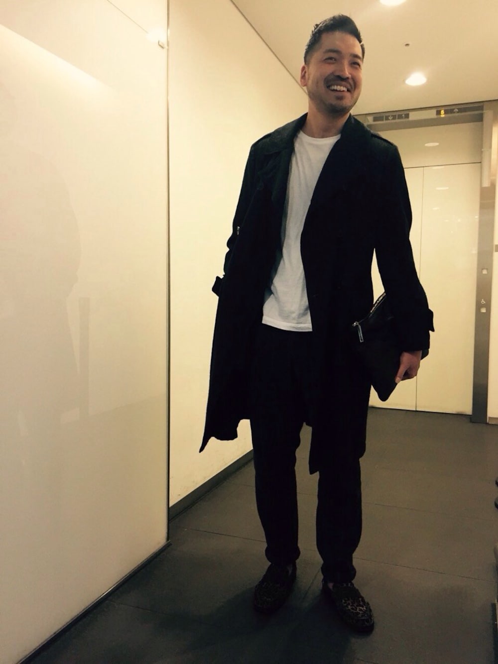 「ファストファッション、FastStyling、ootd、hermer、チェスターコート、白Tシャツ、ロールアップ、クラッチバッグ、同系色コーデ、レオパード」｜「PPCMのアイテム（チェスターコート、グレー系）」を使った、Fast Stylingさん（メンズ・178cm）の冬コーディネートの1枚目の写真