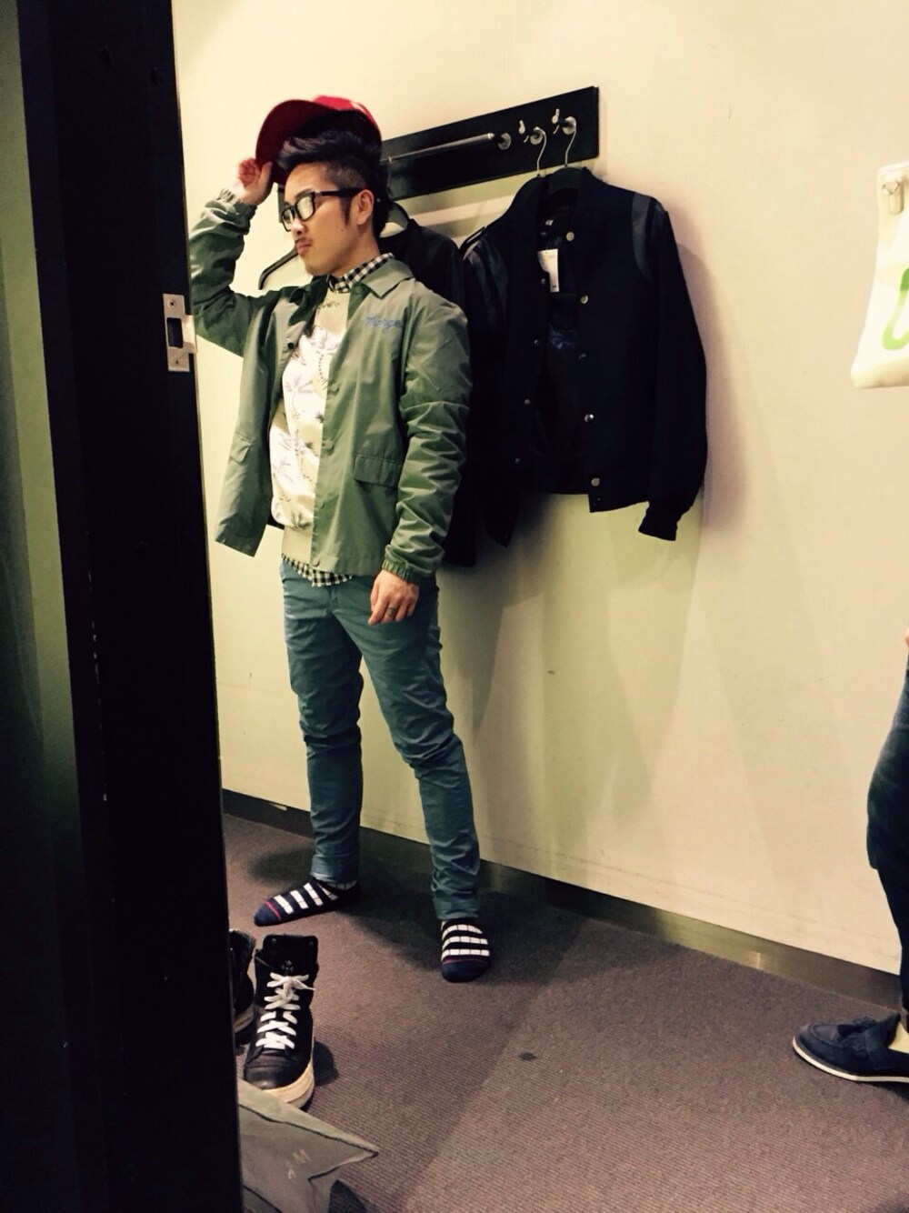 「ファストファッション、FastStyling、ootd、hermer、チェックシャツ、コーチジャケット、スウェット、カラーパンツ、キャップ、黒縁メガネ」｜「H&Mのアイテム（ブルゾン、グリーン系）」を使った、Fast Stylingさん（メンズ・160cm）の春コーディネートの1枚目の写真