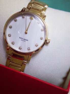 「kate spade new york（ケイトスペード ニューヨーク）のアイテム（Analog watches、ゴールド系）」を使った、Ronaさん（レディース・151cm）の冬コーディネート