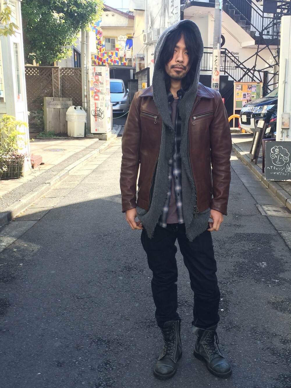 ブルー系のデニムパンツ、ブラウン系のライダースジャケット、ブルー系のシャツ/ブラウスを着用したメンズの冬コーディネートの1枚目の写真