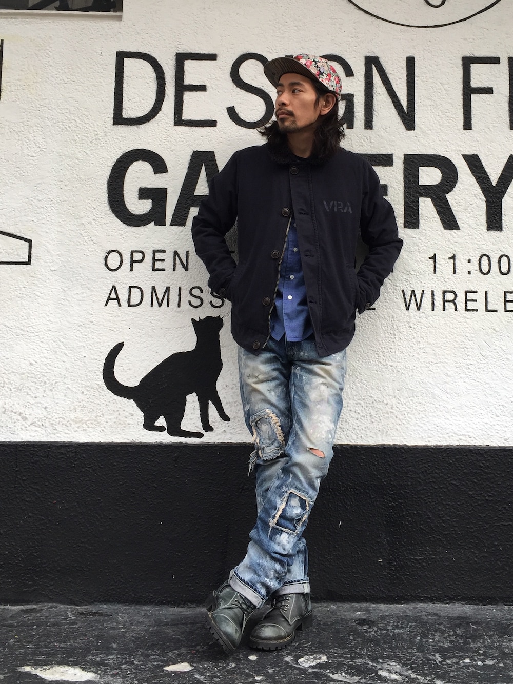 ブルー系のジャケット/アウター、ブルー系のシャツ/ブラウス、ブルー系のデニムパンツを着用したメンズの冬コーディネートの1枚目の写真