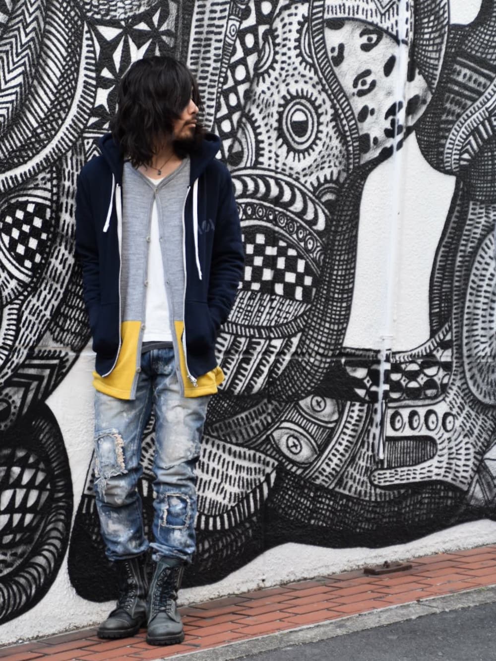 ブルー系のパーカー、ホワイト系のTシャツ/カットソー、ブルー系のデニムパンツを着用したメンズの冬コーディネートの1枚目の写真