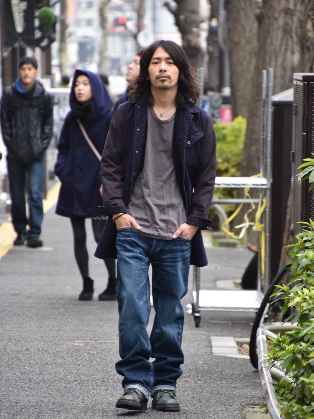 その他のカバーオール、グレー系のTシャツ/カットソー、ブラック系のカーディガン/ボレロを着用したメンズの冬コーディネートの1枚目の写真