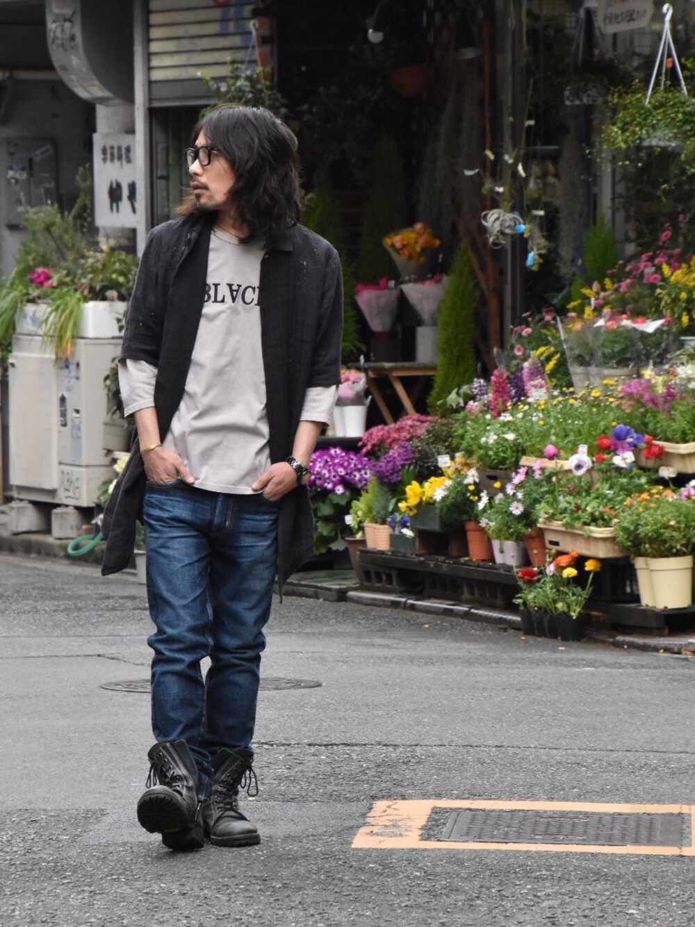 グレー系のシャツ/ブラウス、グレー系のTシャツ/カットソー、ブルー系のデニムパンツを着用したメンズの春コーディネートの1枚目の写真