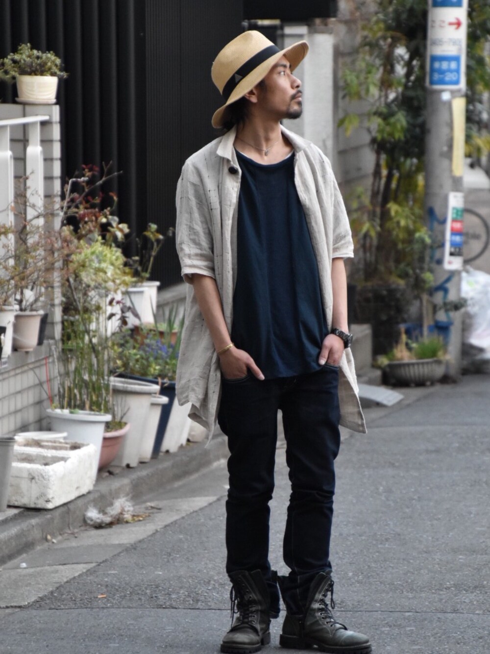 ベージュ系のシャツ/ブラウス、ブルー系のTシャツ/カットソー、ブルー系のデニムパンツを着用したメンズの春コーディネートの1枚目の写真