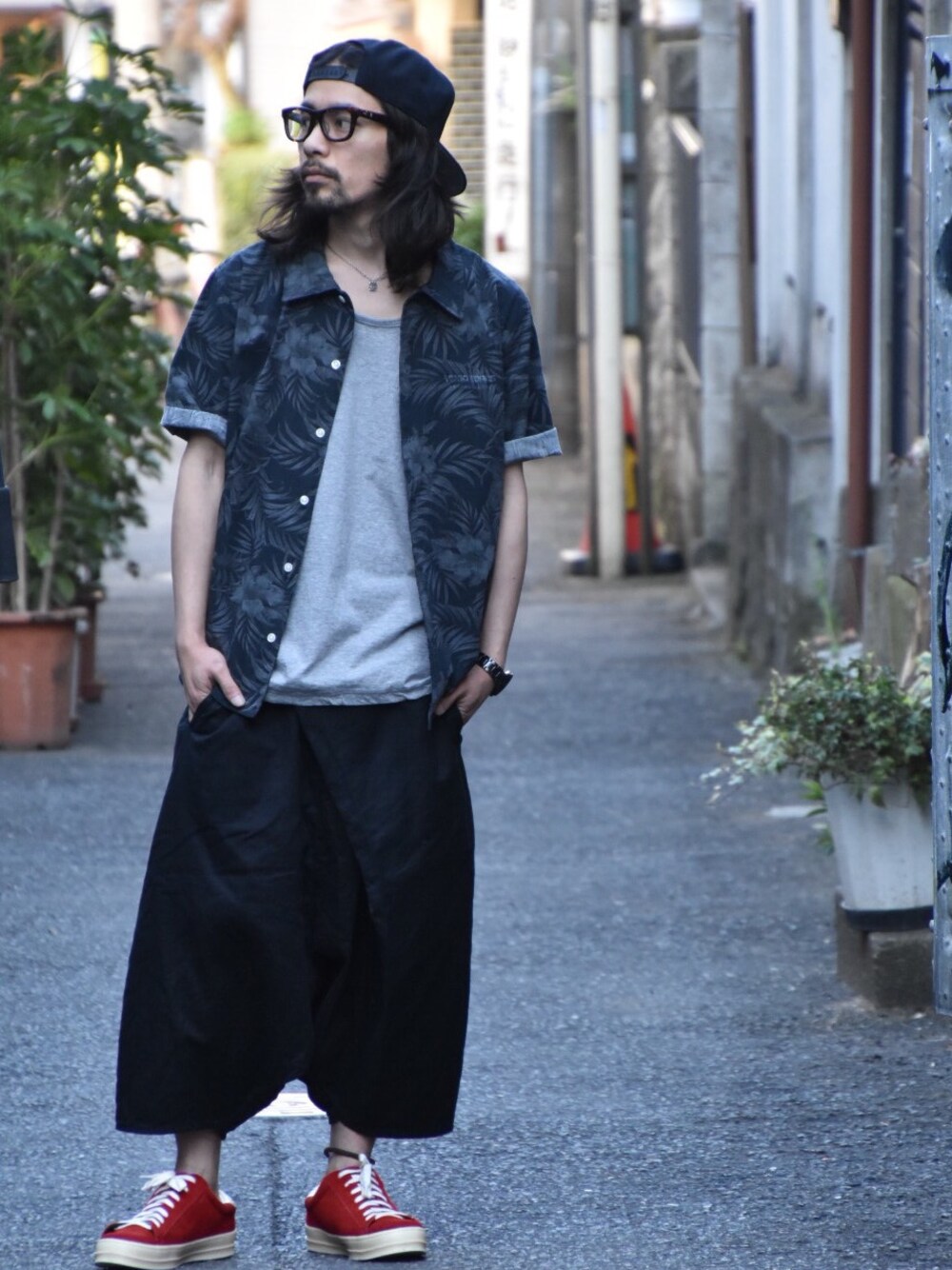 ブラック系のシャツ/ブラウス、グレー系のTシャツ/カットソー、ブラック系のその他パンツを着用したメンズの春コーディネートの1枚目の写真