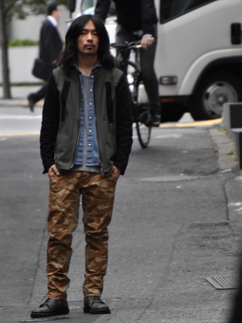 グリーン系のノーカラージャケット、ブルー系のシャツ/ブラウス、グレー系のTシャツ/カットソーを着用したメンズの春コーディネートの1枚目の写真