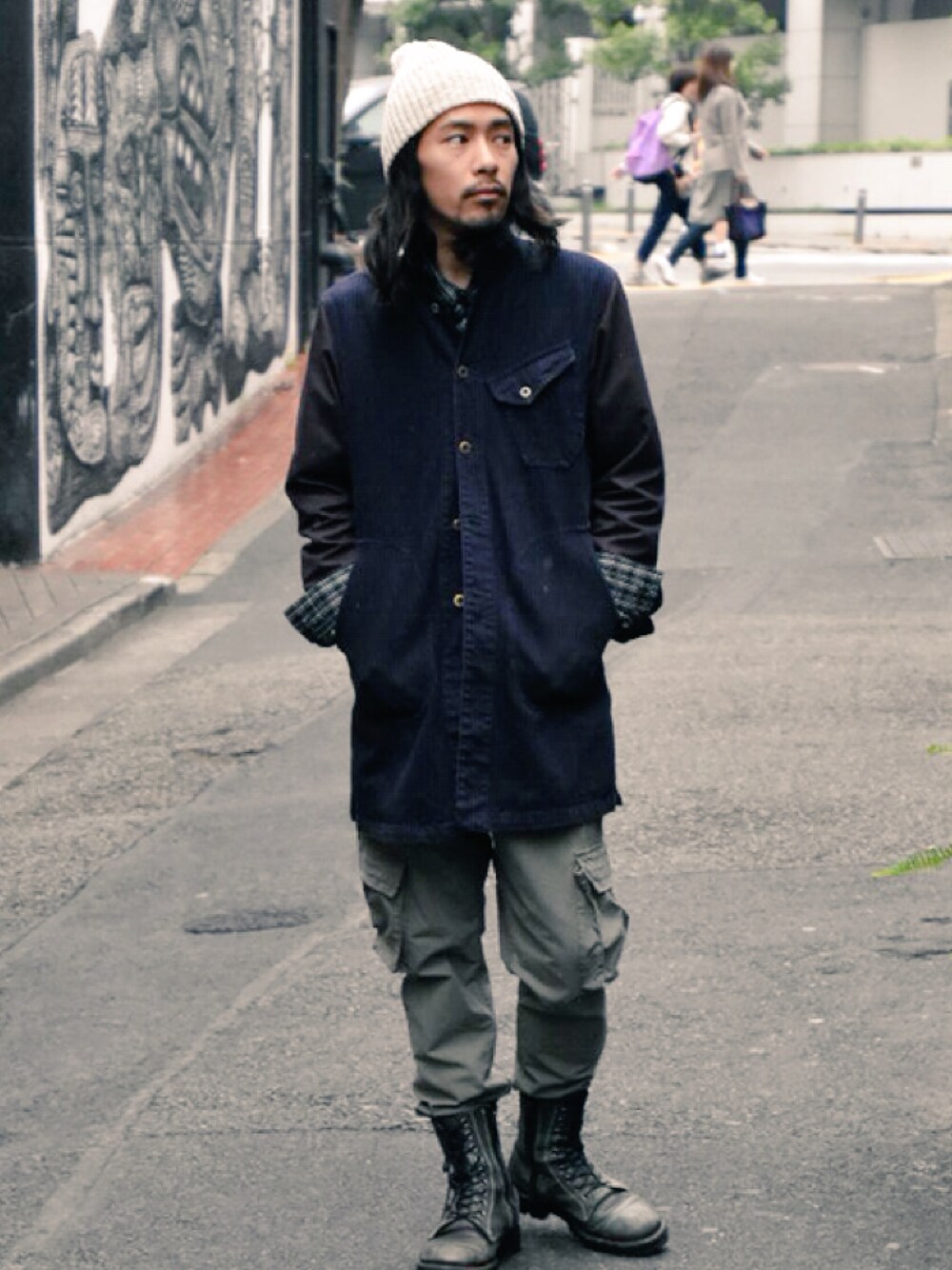 その他のカバーオール、ブラック系のシャツ/ブラウス、グリーン系のカーゴパンツを着用したメンズの春コーディネートの1枚目の写真